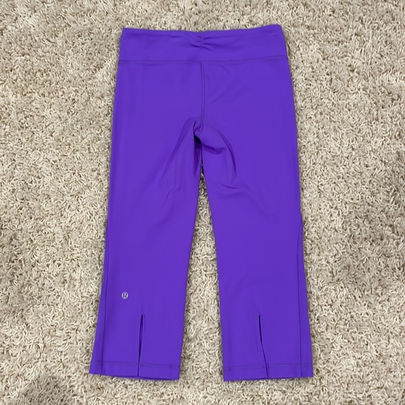 Lululemon CLOSET CLEAN OUT-Gather & Crow Crops-Size 6 - Picture 4 of 4